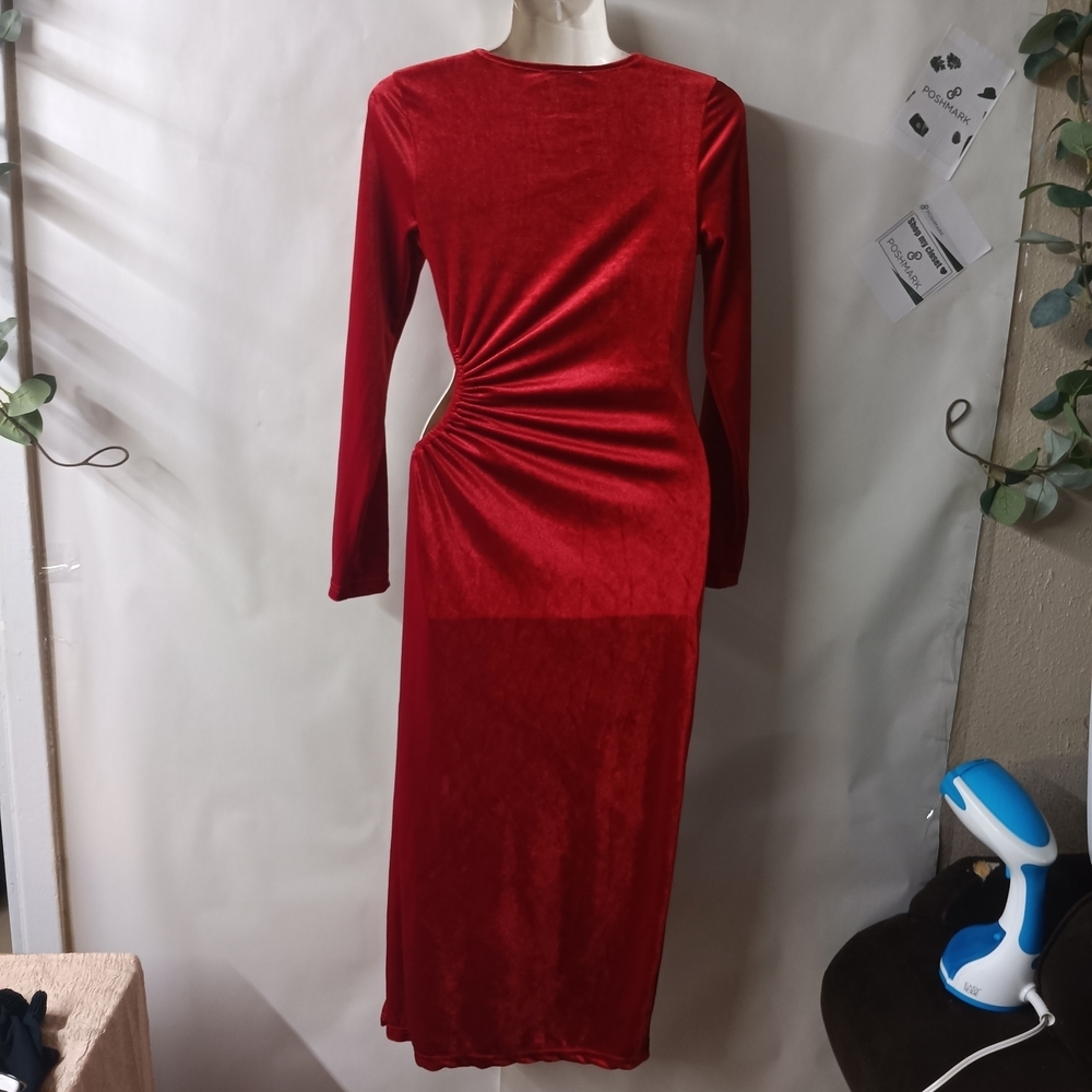 Luxurious Scarlet Velvet Gown - Picture 9 of 11